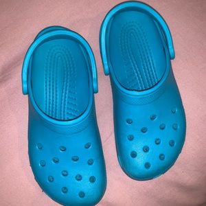 TEAL CROCS